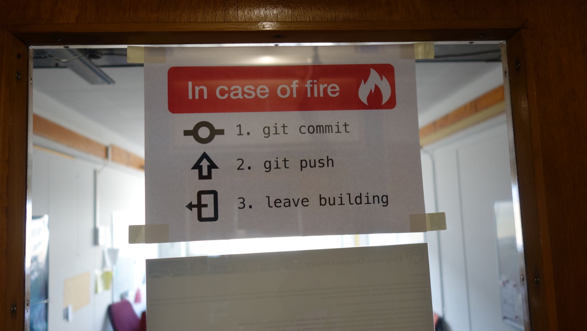 Instructions en cas d'incendie, trouvées dans un laboratoire du CERN (via Cassandre Poirier-Simon)